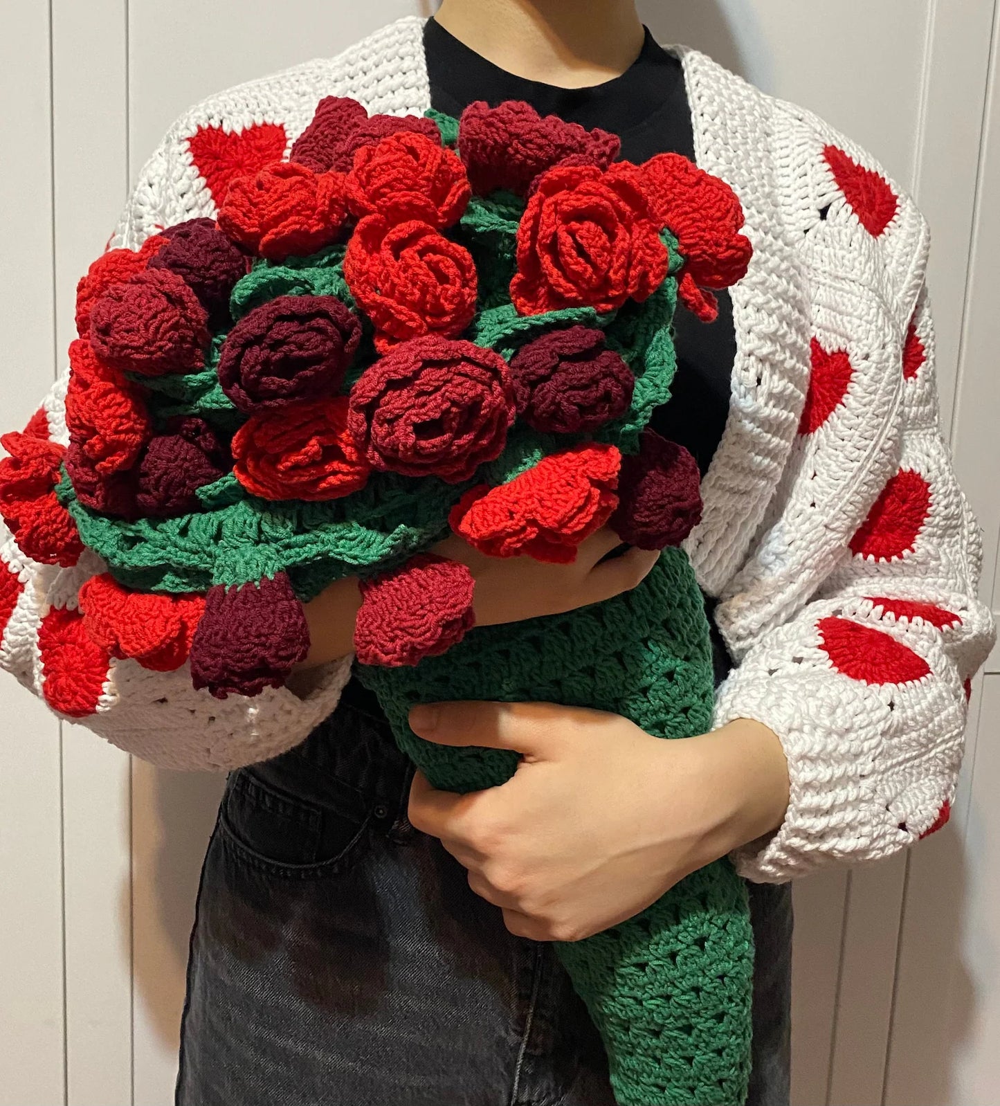 Gehäkelte Blumenstraußdecke, Gehäkelter Jumbo 3D Roter Rosenstrauß, Oma Square Afghan, Gestrickte Sofadecke, Versandfertig, Muttertagsgeschenk